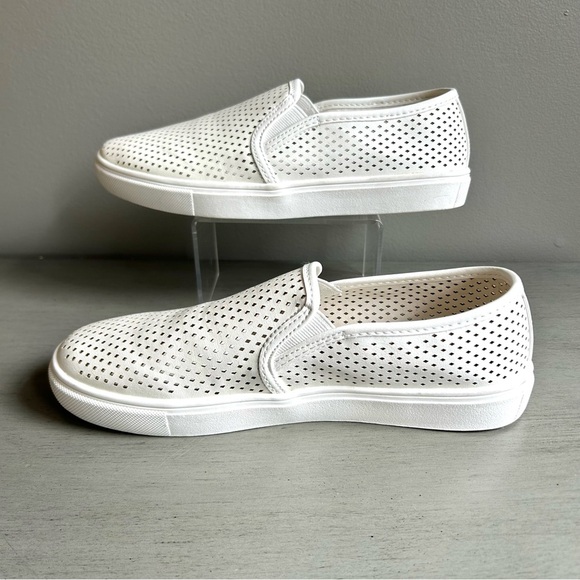 Time & Tru NEW Memory Foam Perforated White Slip-Ons Sneaker Women 7.5 Classic - Picture 9 of 12